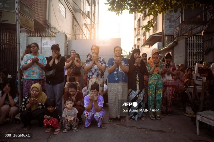 Umat Islam Mandalay melaksanakan Salat Idul Fitri di jalanan luar masjid yang rusak akibat gempa dahsyat, penuh doa untuk korban jiwa, Senin (31/3/2025).