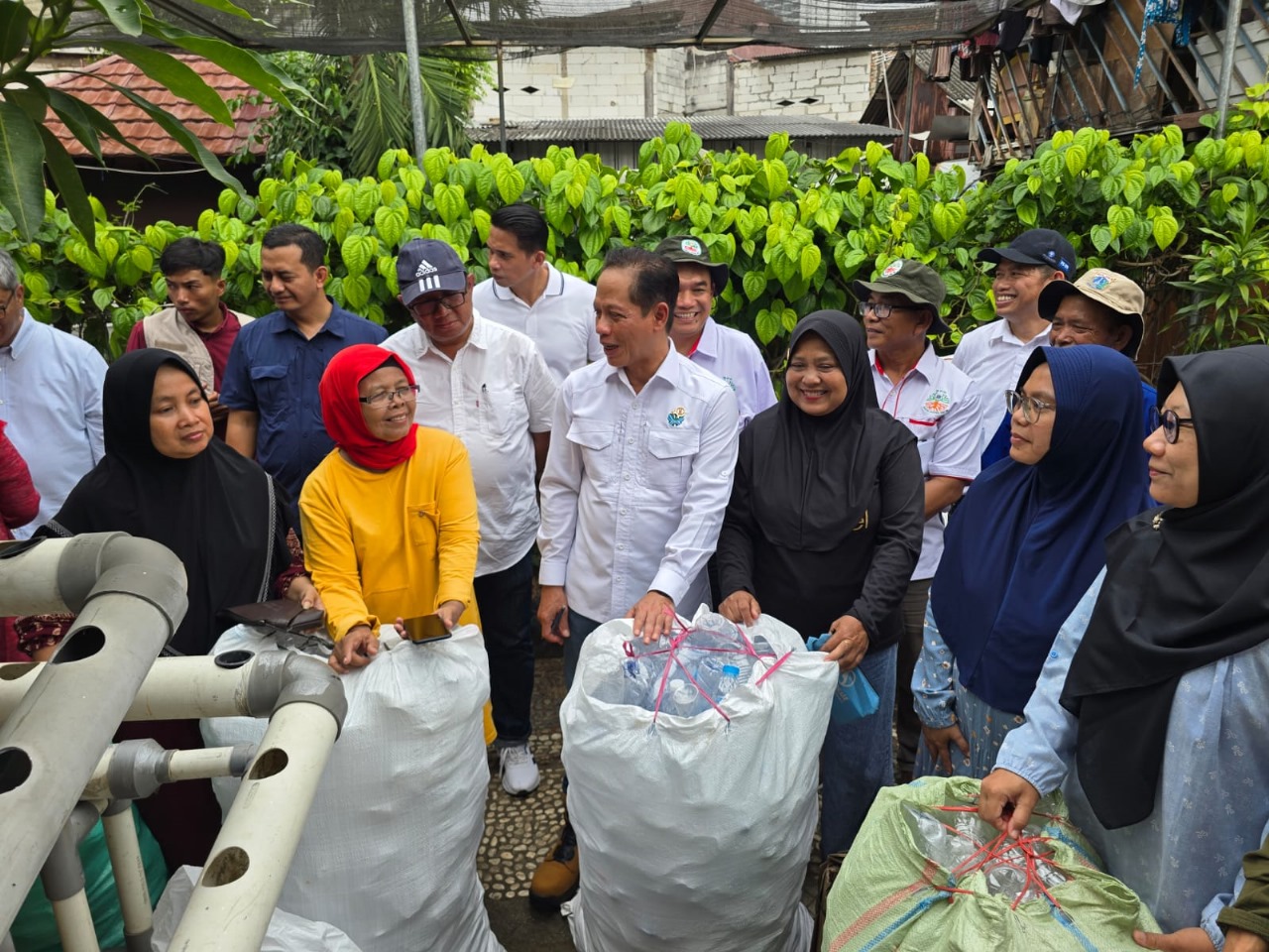 Menteri Lingkungan Hidup Indonesia Dr. Hanif Faisol Nurofiq menimbang sampah bersama warga Sunter Muara.